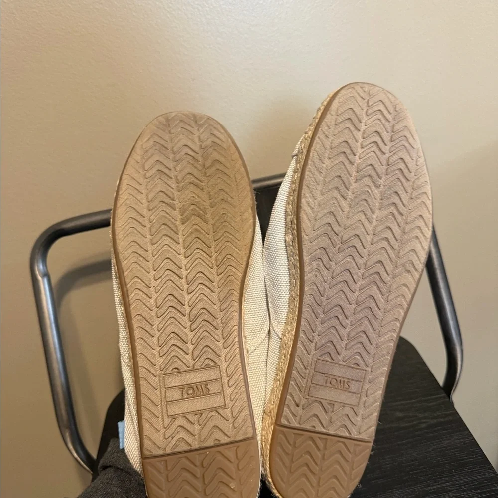 TOMS Classic Espadrilles Beige Canvas Slip On Flats Women’s 9.5